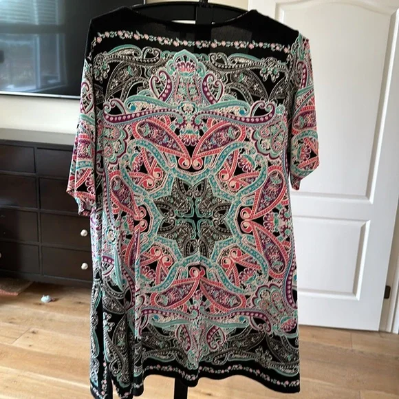 Rose and Olive Colorful Top. 1X - Picture 4 of 4